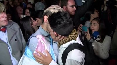  Colombian same-sex couples hold "kiss-a-thon" in support of LGBT rights