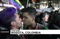 Colombie : embrassades de soutien à un couple gay 