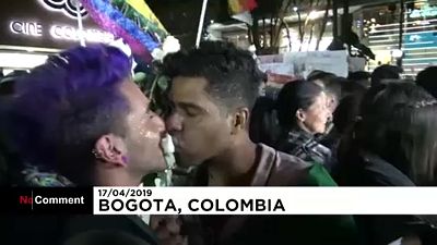 Colombie : embrassades de soutien à un couple gay