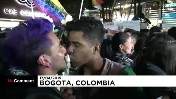 "Kiss-a-thon", la maratona del bacio a Bogota "Kiss-a-thon", la maratona del bacio a Bogota