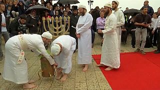 يهود قرب المسجد الأقصى يغسلون الأرجل في قربان عيد الفصح السنوي