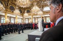 شاهد: ماكرون يكرم أبطال إخماد حريق نوتردام