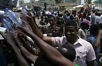 تقسیم داوطلبانه آب بین تظاهر کنندگان سودانی