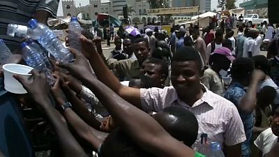 Manifestantes sudaneses lutam contra desidratação