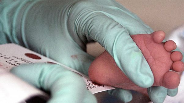 علماء أمريكيون يستخدمون فيروس "الإيدز" في علاج "طفل الفقاعة" علماء أمريكيون يستخدمون فيروس "الإيدز" في علاج "طفل الفقاعة"