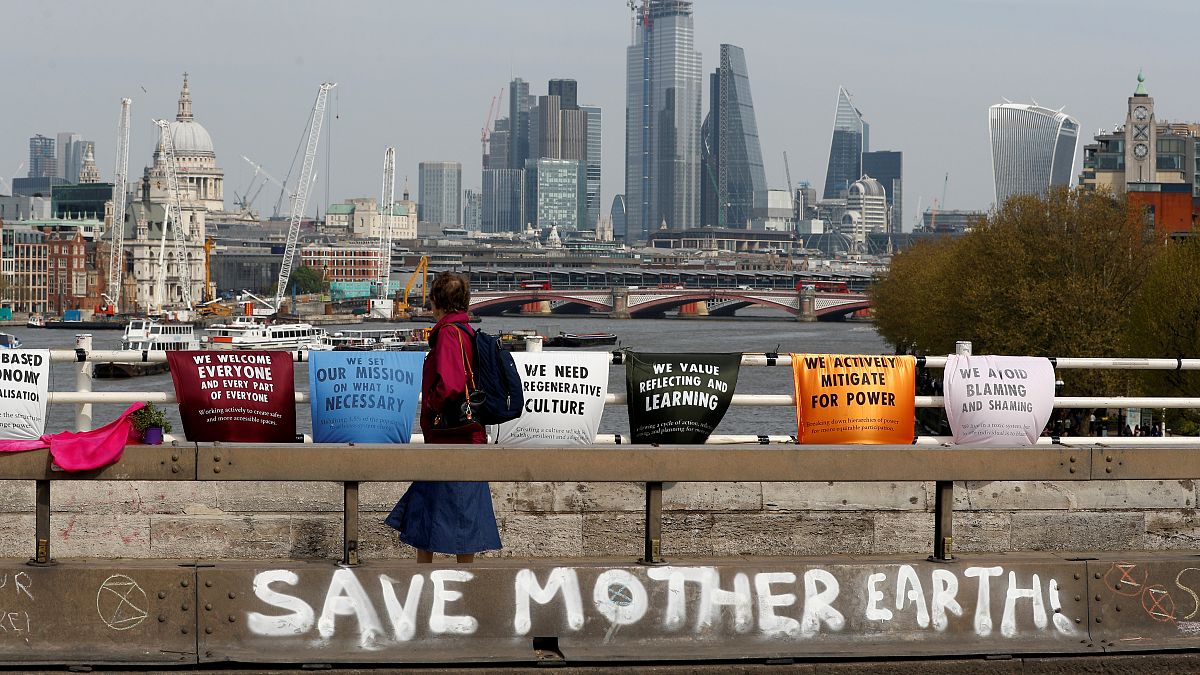 لافتات لجماعات التوعية بالتغير المناخي في لندن