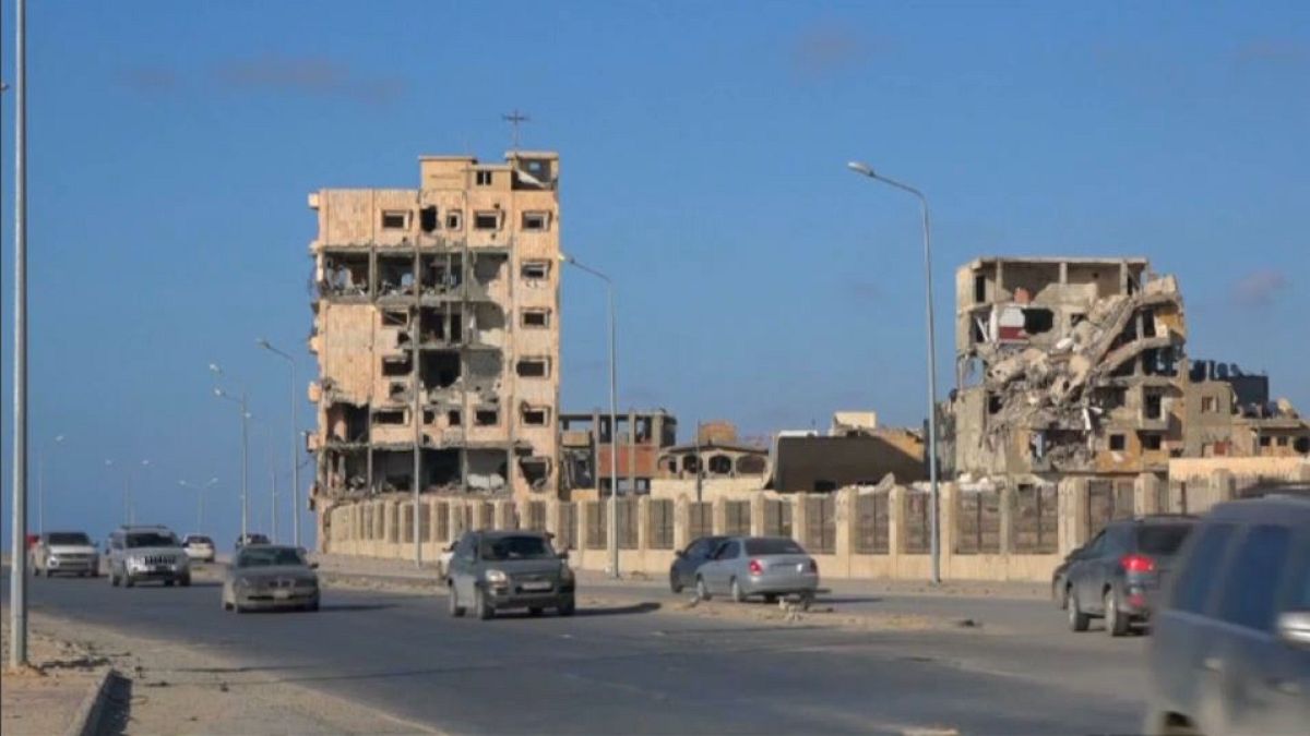 Menekülnek a civilek Tripoliból