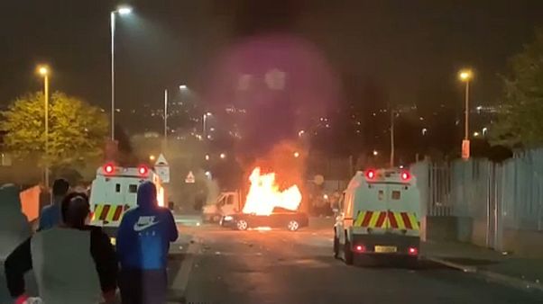 Mulher morta em tiroteio na Irlanda do Norte Mulher morta em tiroteio na Irlanda do Norte