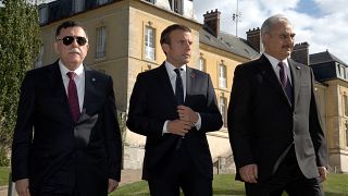 فائز سراج نخست وزیر لیبی به همراه ماکرون رئیس جمهوری فرانسه و خلیفه حفتر