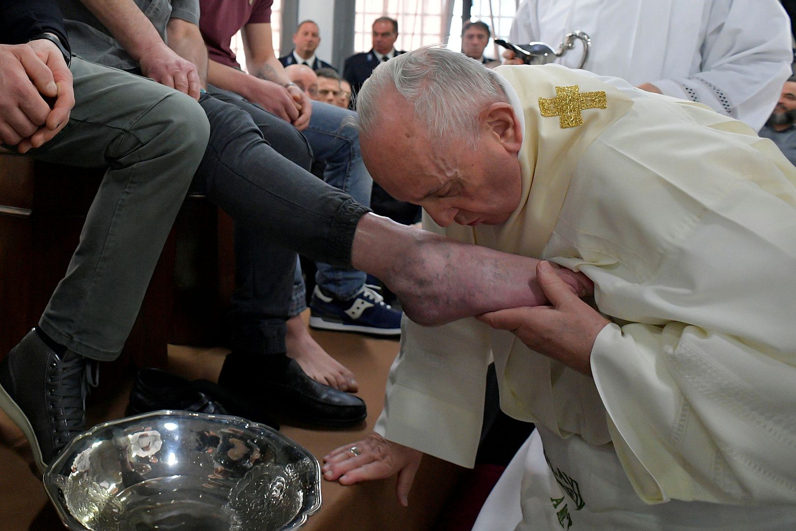 Papst küsst Füße eines Gefängnisinsassen am Gründonnerstag in Velletri