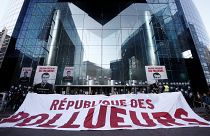 Activistas de Greenpeace bloquean la entrada de un banco en París