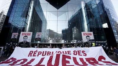 Activistas de Greenpeace bloquean la entrada de un banco en París