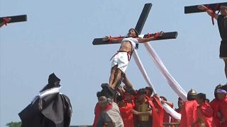 شاهد: محاكاة لصلب المسيح في احتفالات الجمعة العظيمة بالفلبين
