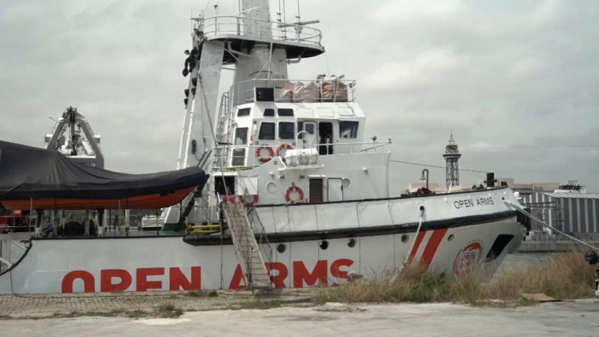 Open Arms pospone la salida de su barco del puerto de Barcelona