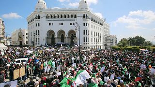 عودة المتظاهرين إلى شوارع الجزائر وسقف المطالب يرتفع