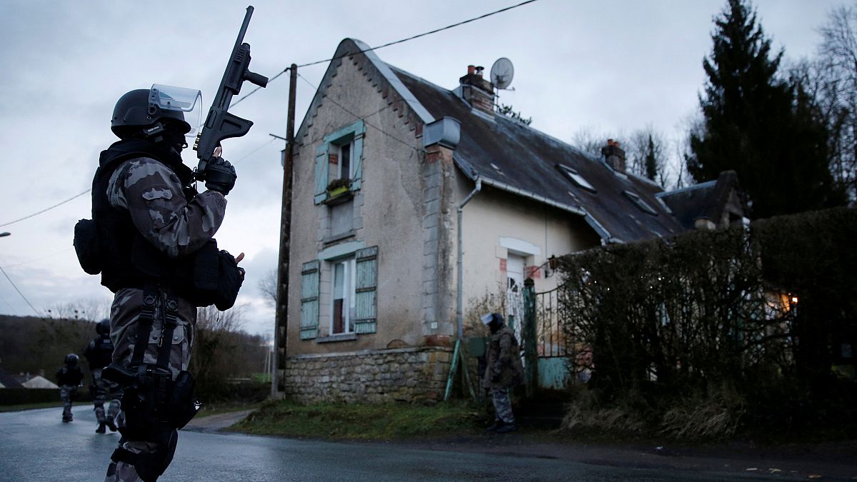 ¿Por qué se ha duplicado el número de suicidios en la policía francesa?