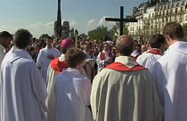 Notre-Dame entre a procissão e os protestos