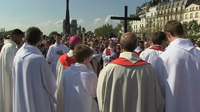 Notre-Dame entre a procissão e os protestos 