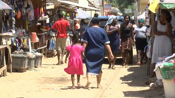 Angolanos esperam que a descentralização ajude a resolver carências urbanas Angolanos esperam que a descentralização ajude a resolver carências urbanas