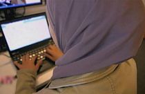 شاهد: أسترالي يضرب بوحشية مسلمة حاملا داخل مطعم في سيدني