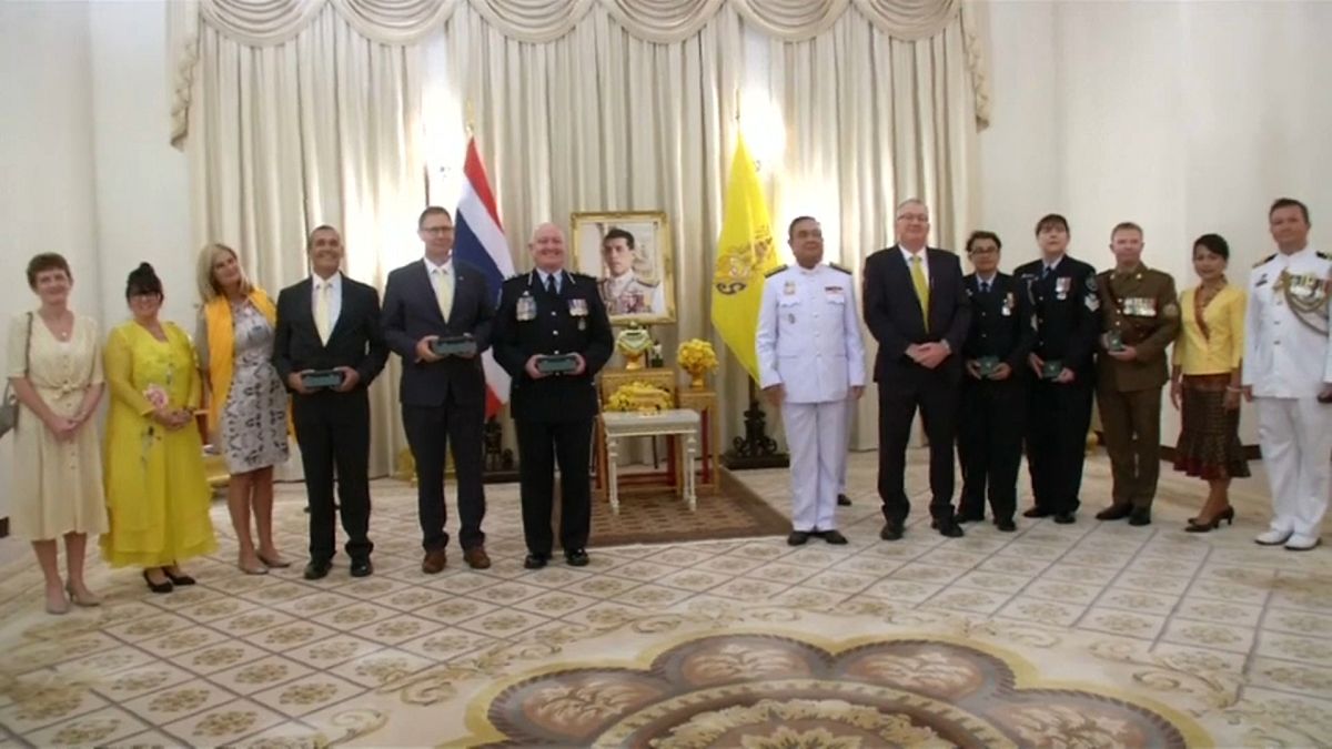 شاهد: ملك تايلاند يكرم غواصين أستراليين شاركا في إنقاذ فتية الكهف 