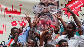 شاهد: السودانيون يعتصمون أمام وزارة الدفاع للمطالبة بسلطة مدنية