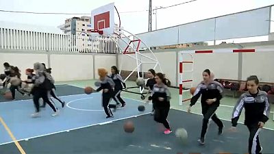 فلسطينيات في غزة يلعبن كرة السلة