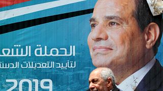 لافتة مؤيدة للتعديلات الدستورية في مصر عليها صورة الرئيس عبدالفتاح السيسي