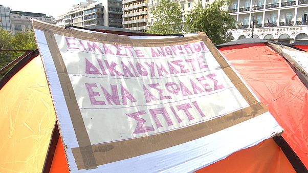 Σκηνές με πρόσφυγες και μετανάστες στην Πλατεία Συντάγματος Σκηνές με πρόσφυγες και μετανάστες στην Πλατεία Συντάγματος