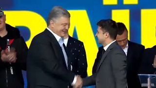 Poroshenko e Zelensky protagonizam debate aceso no Estádio Olímpico