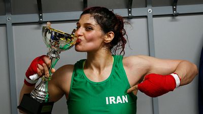 ملاكمة إيرانية تنازل فرنسية بدون حجاب ..فتصدر في حقها مذكرة اعتقال في بلدها 