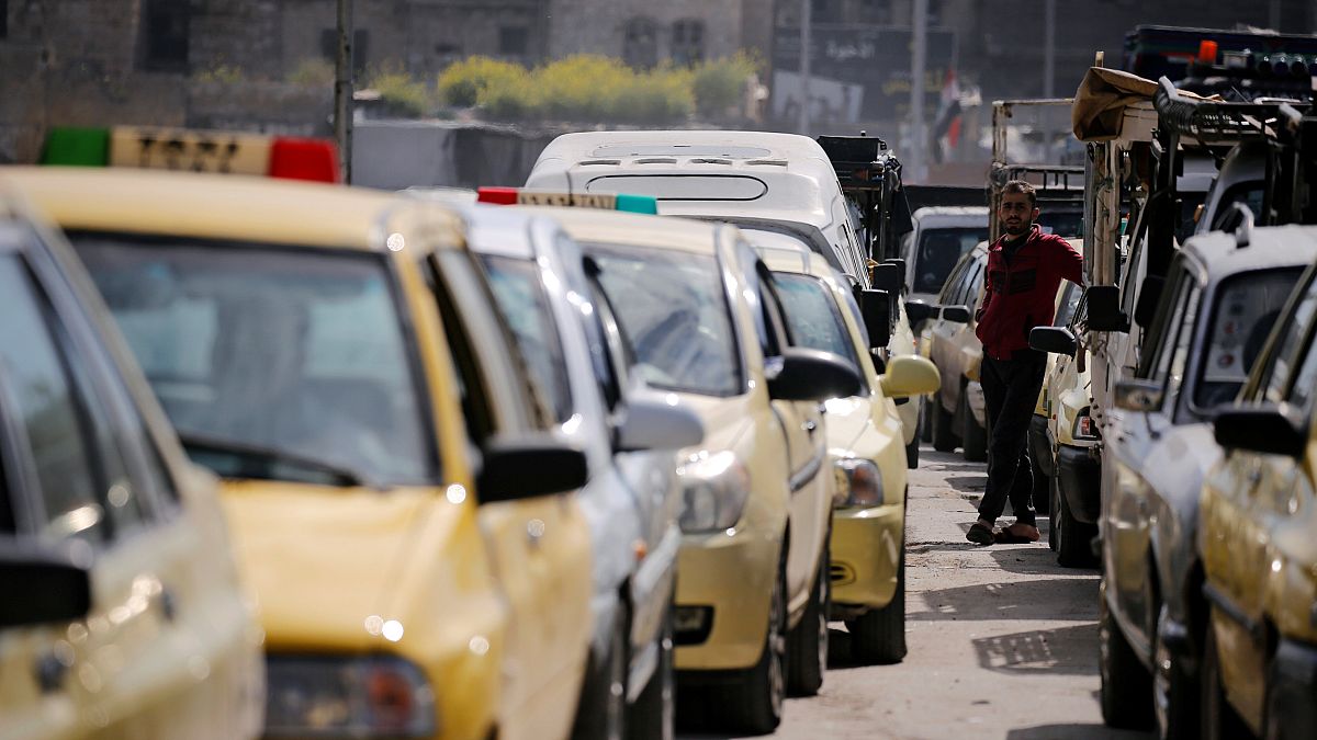 سيارات تصطف انتظاراً للبنزين في دمشق