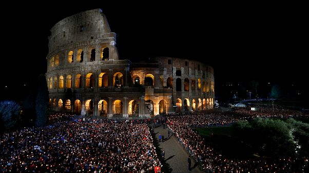 Via Crucis, papa Francesco mette al centro rifugiati migranti e famiglie spezzate Via Crucis, papa Francesco mette al centro rifugiati migranti e famiglie spezzate