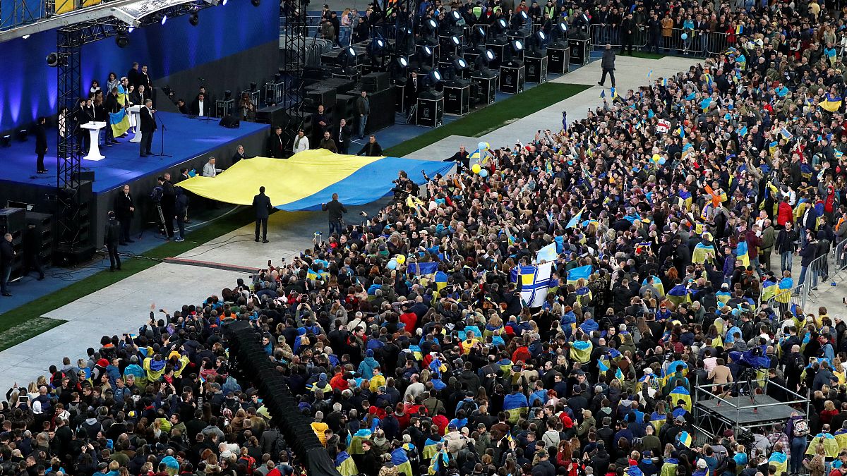 Debate de candidatos às presidenciais enche estádio na Ucrânia
