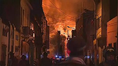 Espectacular incendio en el casco antiguo de Lima