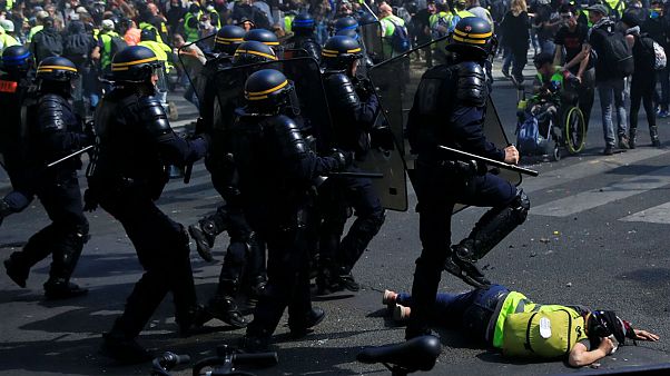 پاریس پس از آتش نوتردام در آتش اعتراض جلیقهزردها پاریس پس از آتش نوتردام در آتش اعتراض جلیقهزردها