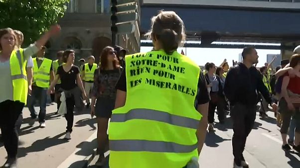 Gelbwesten: "Alles für Notre-Dame. Nichts für die Armseligen" Gelbwesten: "Alles für Notre-Dame. Nichts für die Armseligen"