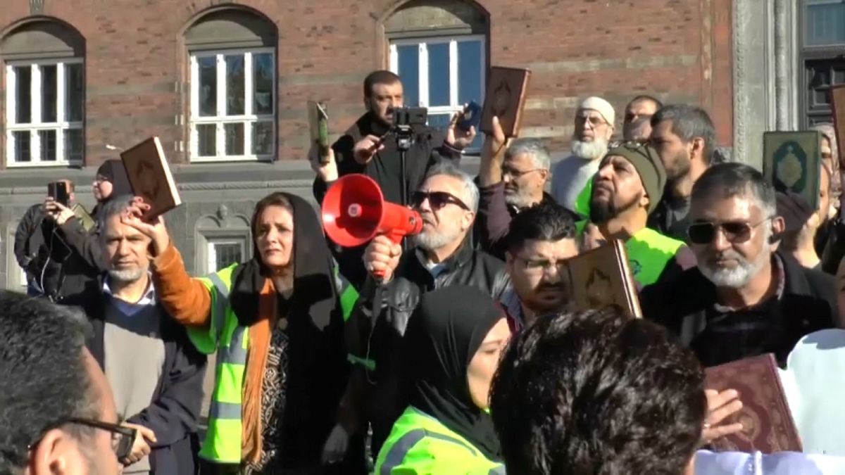 Danimarka'da Müslümanlar Kur'an yakma eylemini protesto etti