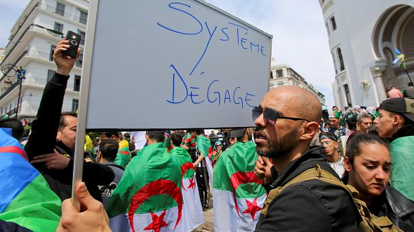 Cezayir'de eski başbakan ve maliye bakanı yolsuzluk soruşturması kapsamında mahkemeye çağrıldı Cezayir'de eski başbakan ve maliye bakanı yolsuzluk soruşturması kapsamında mahkemeye çağrıldı