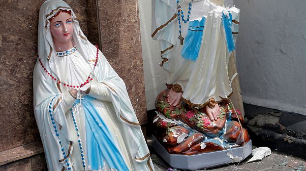 Patlama sonrası St. Anthony Kilisesi'nde ikiye bölünmüş Meryem Ana heykeli Patlama sonrası St. Anthony Kilisesi'nde ikiye bölünmüş Meryem Ana heykeli