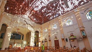 مئات القتلى والجرحى في تفجيرات كنائس وفنادق بسريلانكا والحكومة تفرض حظر التجول