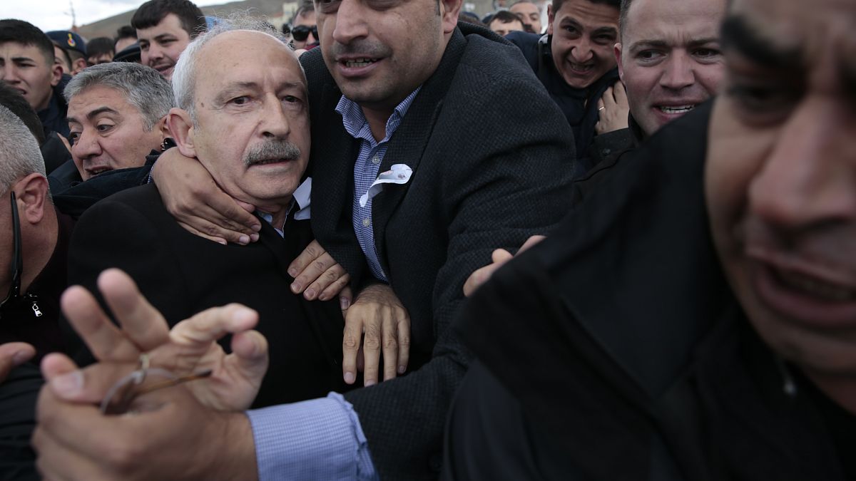 Video: CHP lideri Kılıçdaroğlu'na cenaze töreninde saldırı düzenlendi  