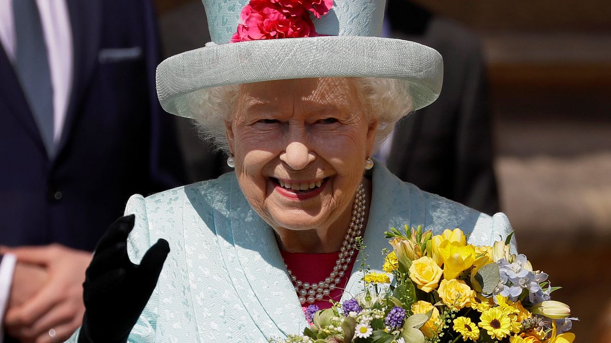 الملكة إليزابيث تغادر قلعة وندسور بعد حضور قداس عيد القيامة 