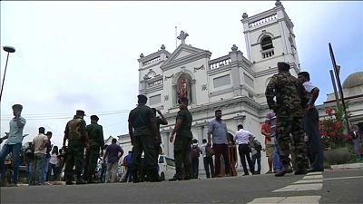 Hét embert letartóztattak Srí Lankán, tovább nő az áldozatok száma