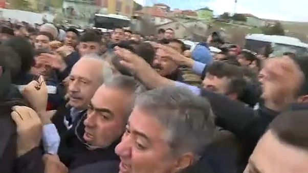 شاهد لحظة الاعتداء على زعيم حزب الشعب الجمهوري المعارض في تركيا شاهد لحظة الاعتداء على زعيم حزب الشعب الجمهوري المعارض في تركيا