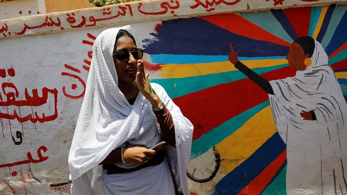 Sudan devriminin 'kraliçesi' euronews'a konuştu: Kahraman değilim, kadınlar hep değişime yön verdi