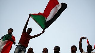 محتجون سودانيون يلوحون بالأعلام ويهتفون أمام وزارة الدفاع في الخرطوم