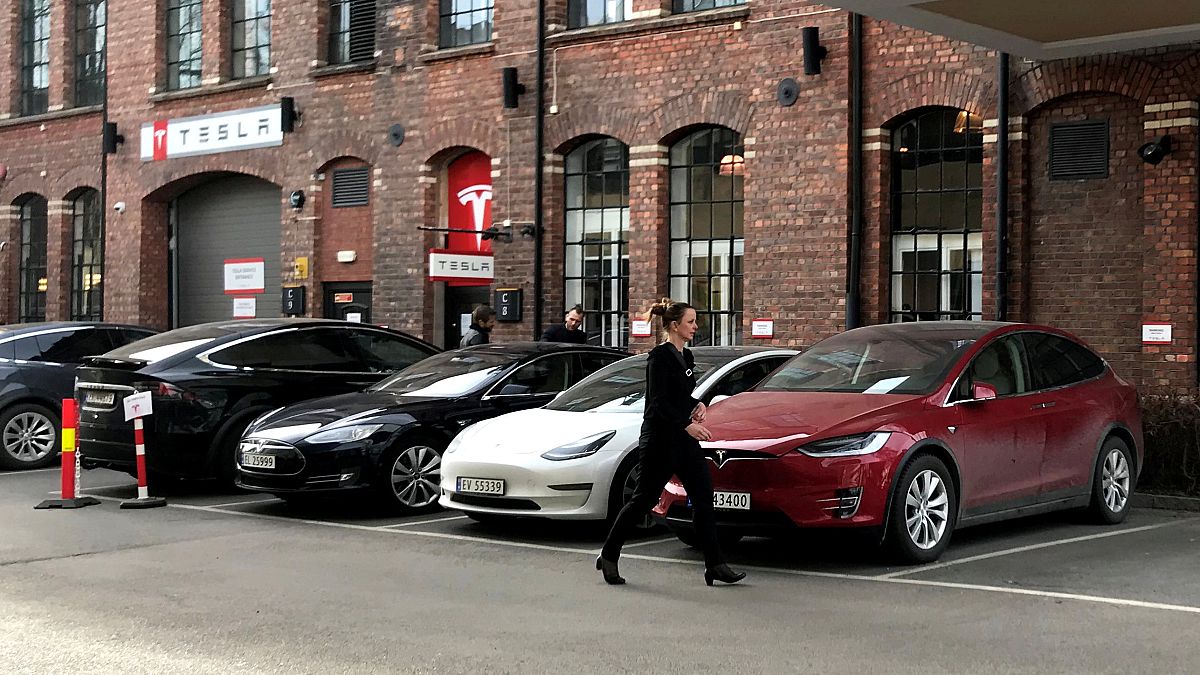 Tesla, park halindeyken aniden alev alan aracıyla ilgili inceleme başlattı