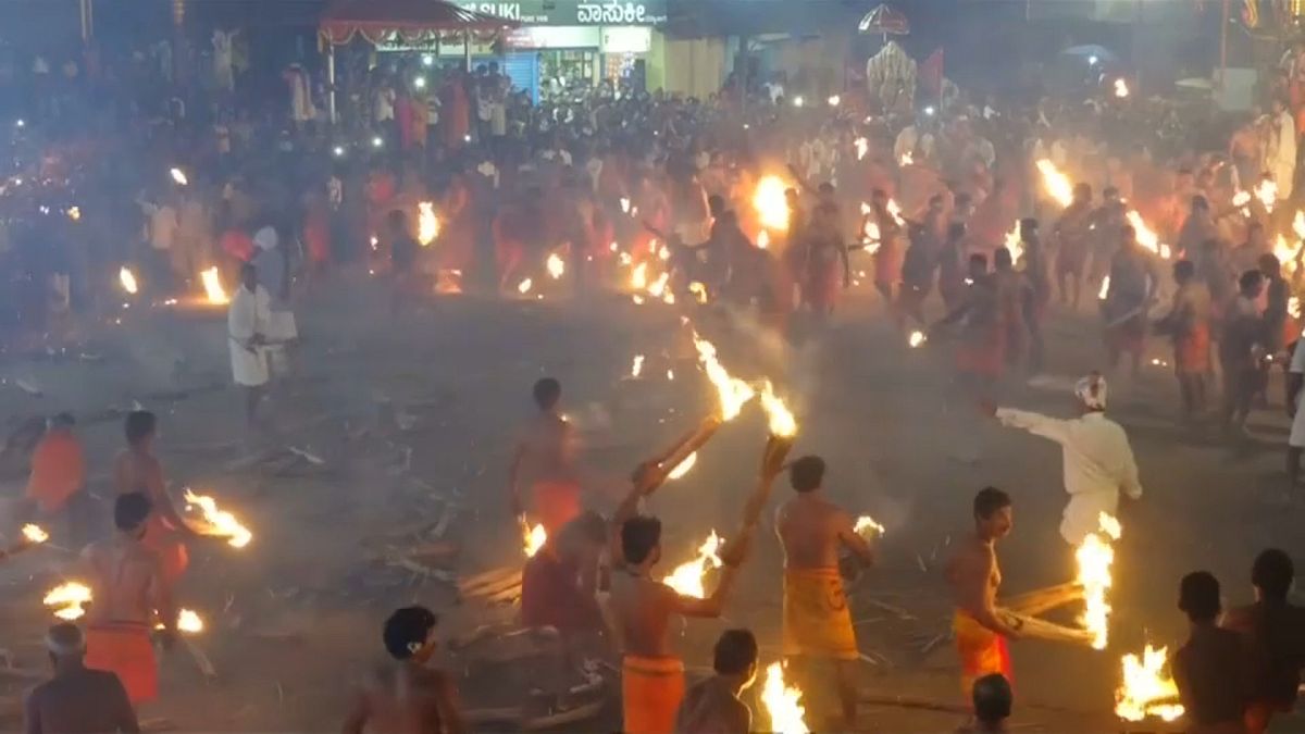 شاهد: "حرب كرات اللهب" بين الهندوس بمهرجان النار في الهند