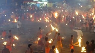 شاهد: "حرب كرات اللهب" بين الهندوس بمهرجان النار في الهند